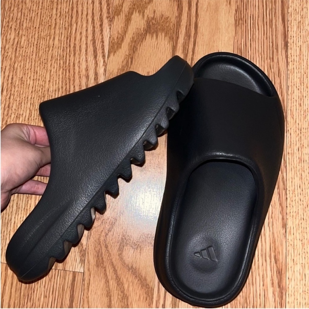 Yeezy slides in color ‘onyx’